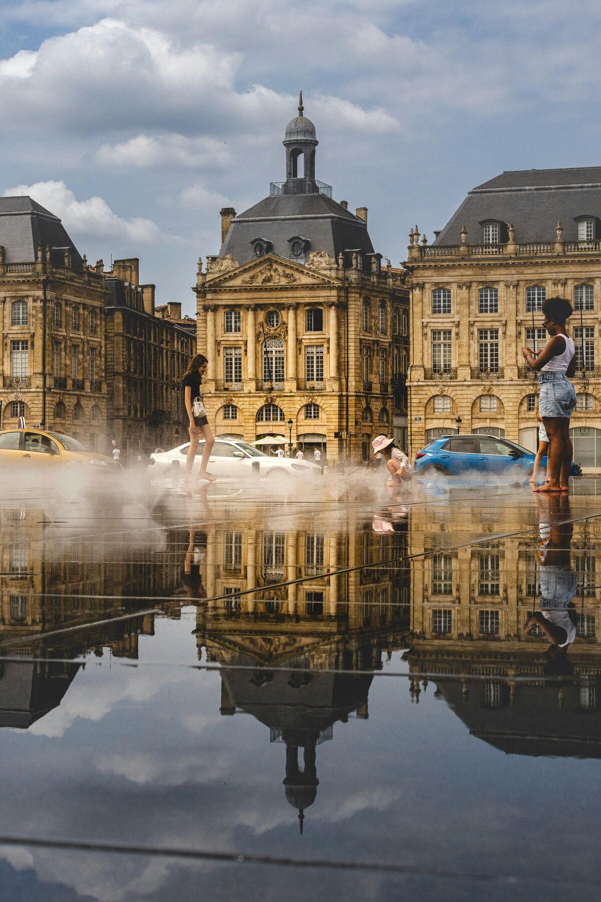 Le Miroir d'eau et la place de la Bourse à Bordeaux, où les habitants se rafraîchissent pendant la canicule